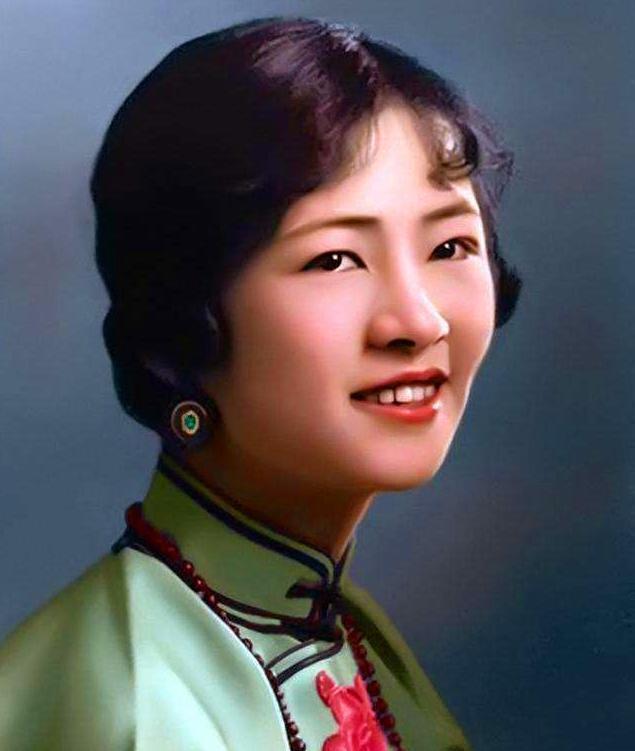 1988年，88岁的张幼仪生命进入尾声。侄孙女在床前轻声问：“你爱不爱徐志摩？”