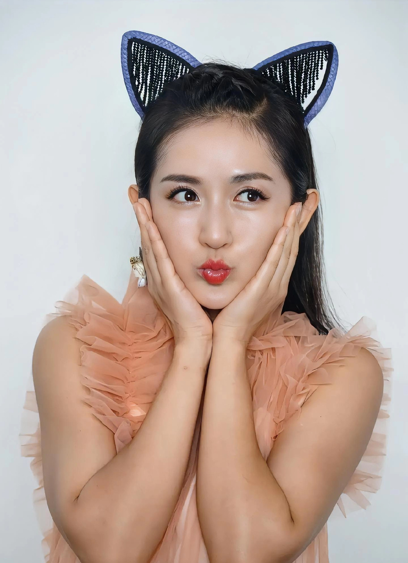 谢娜高调回应她和李小冉关系，打破闹掰传闻，并表示李小冉长沙行，全程住我家。早