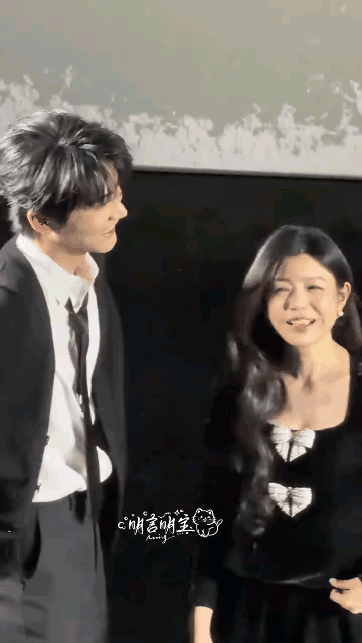 陈妍希和新剧搭档周柯宇在发布会上的互动，让人看得有些眼熟。周柯宇不小心晃了一下