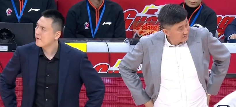 卢伟杜锋形同陌路！带队再次击败广东男篮之后，卢伟与杜锋简单握手后便分道扬镳。从