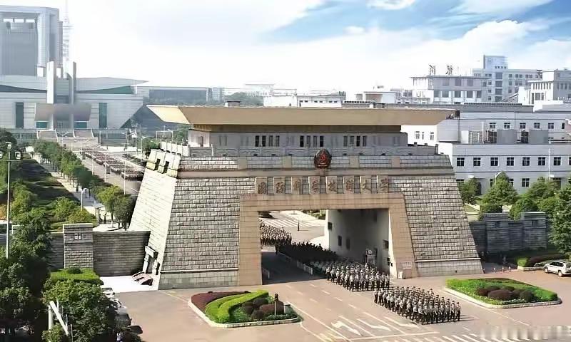 村里有个孩子考上了国防科技大学。他爸妈高兴坏了，在村里摆了20多桌，免费请大家吃