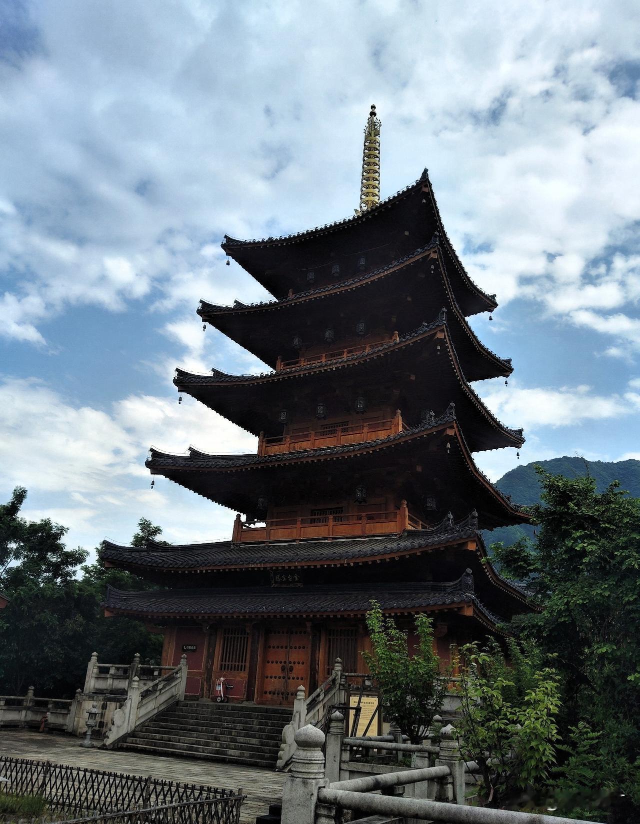 渠水有声流万田。