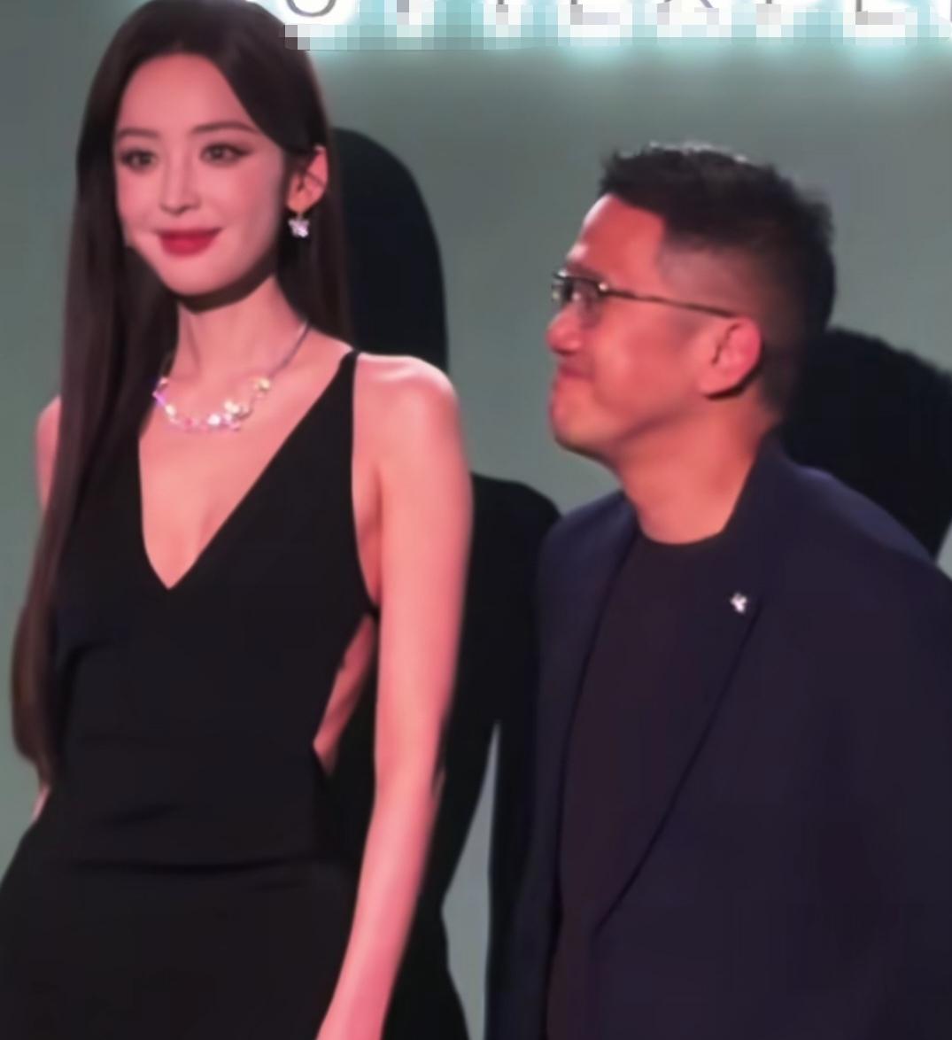 娜扎V领高开叉裙内娱顶美，把品牌男士迷的目不转睛，看着娜扎这么美不好意思地笑，下