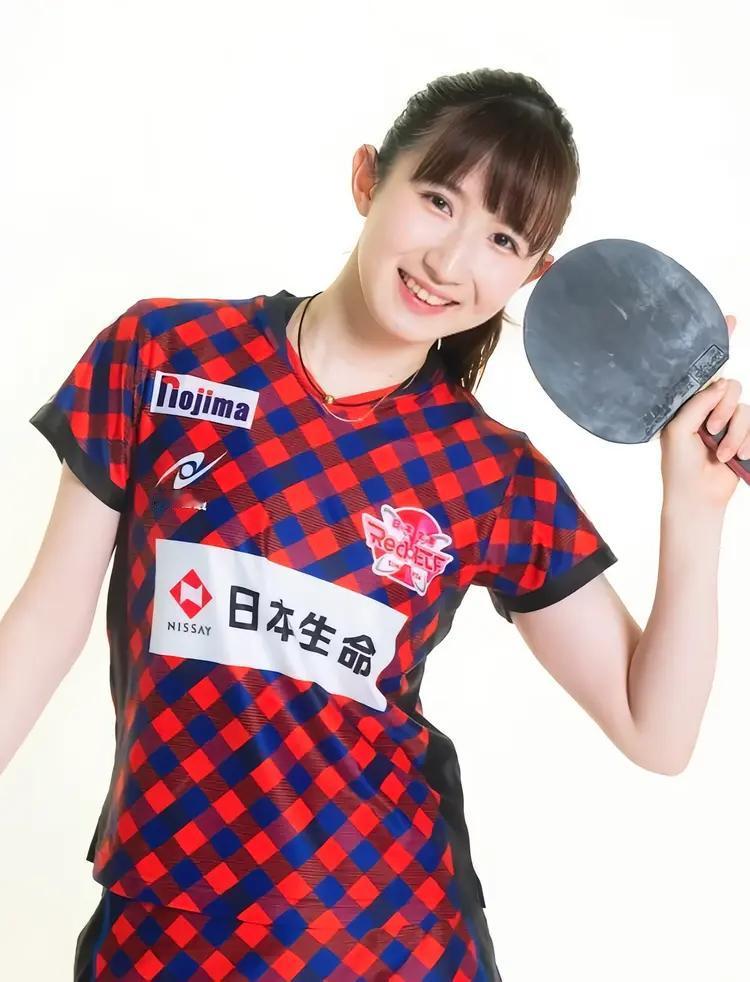 早田希娜的体型太难看了！日本名将早田希娜不仅球技退步，而且体型越来越难看，她的背