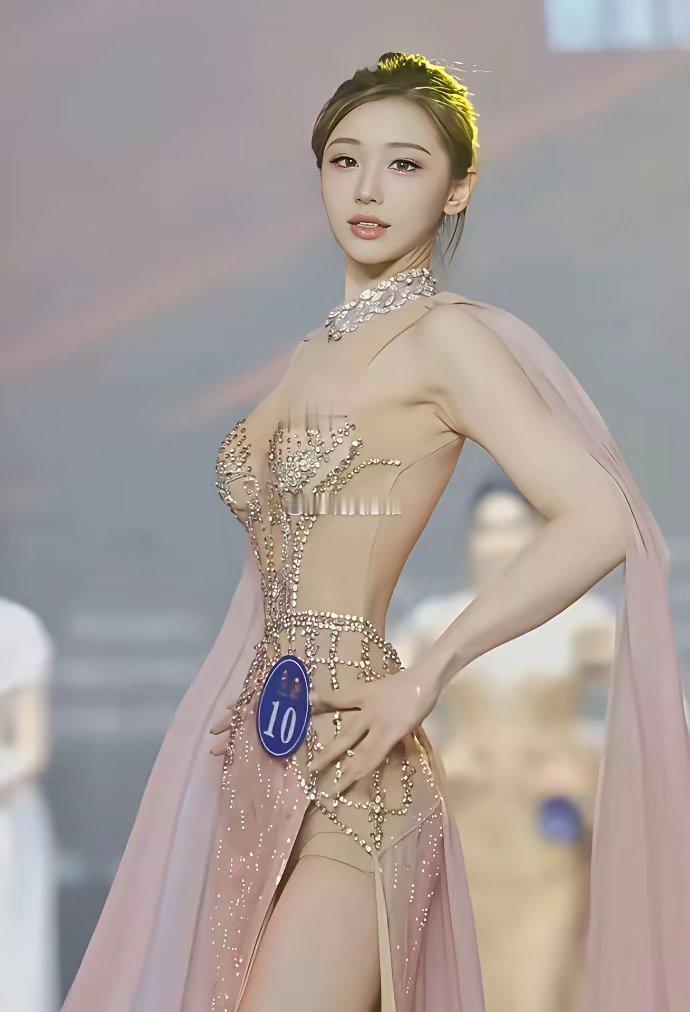 这是在选美吗？前胸贴后背也算美？