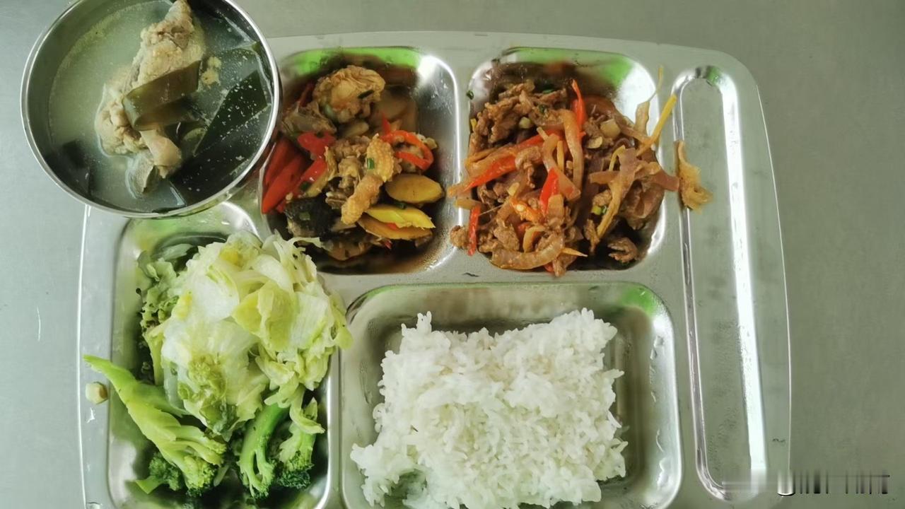 在湖南某国企，吃这样的伙食算不错的吗？最近去湘潭锰矿某企业出差！中午接待方请