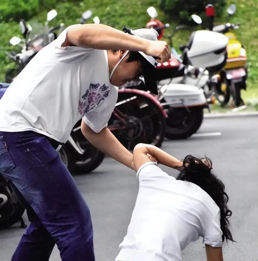 去年夏天，一场家庭闹剧把原本平静的生活彻底撕裂了。一个女儿亲眼看着母亲被父亲长期