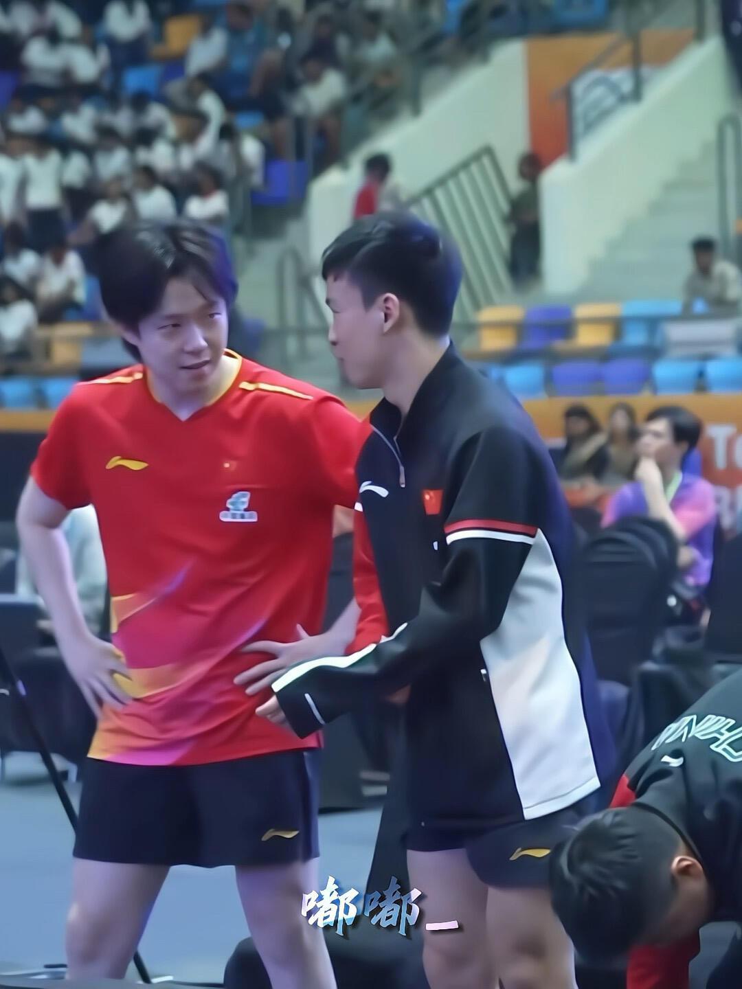 果然有大头在的地方,比赛氛围就是好,向鹏也慢慢加入他们了,聊的那么火热,自然,脸