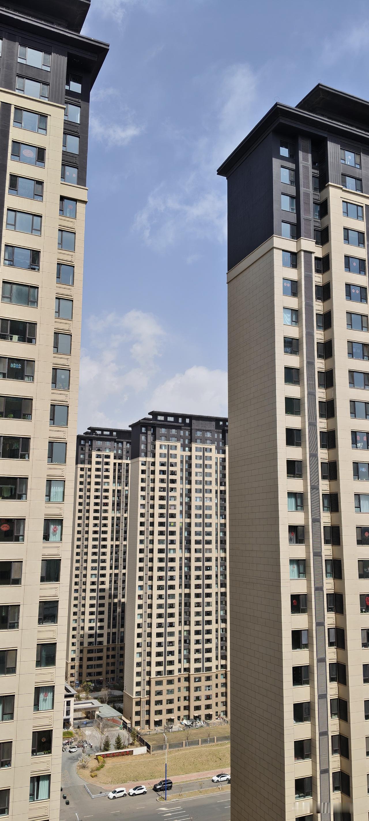 ?作为内蒙古首府，呼和浩特今年房价依旧低迷，市场成交量还是有些冷清。