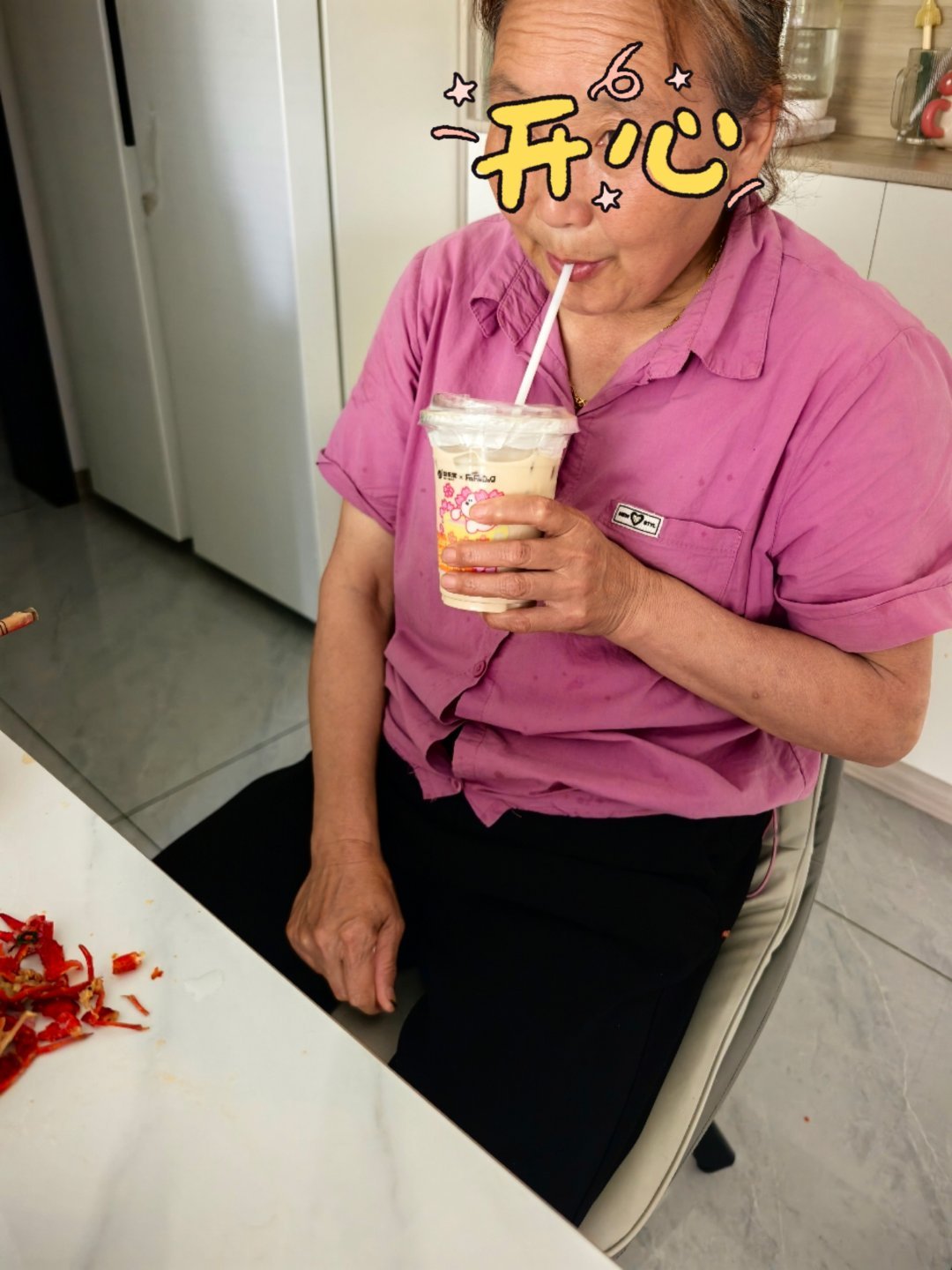 之前带妈妈喝过一次咖啡，我一直以为她不爱喝。今天她突然问我上次那个咖啡贵不贵，我
