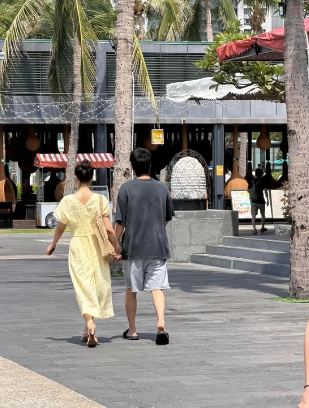 赵又廷参加女儿学校活动，单看又年轻又帅，歪头看女儿满是宠溺！