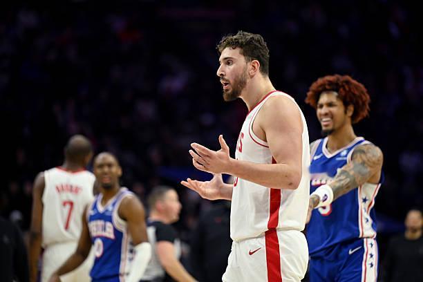 表面上看，火箭输给76人的责任应该由小贾巴里-史密斯和申京两个人共同承担，一人5