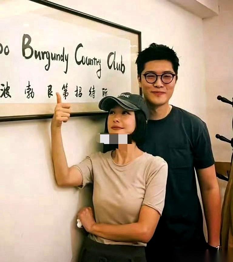 秦岚跟那个帅哥老板的合照，我看了半天。胸都快贴上了。你说这是逢场作戏吧，但那