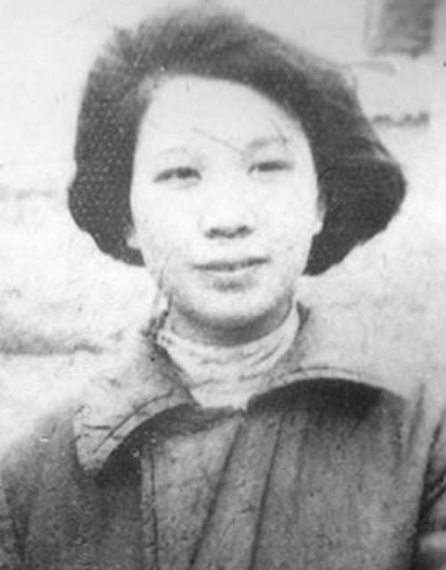 农民锄地意外挖出戴手铐的女遗骨，鉴定后确定，她就是中央苦苦寻找的人！1975年，