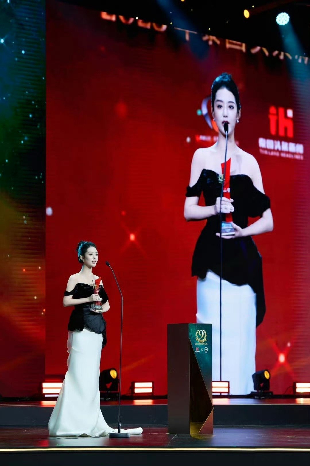 徐艺真观众是伟大的评委徐艺真泰国拿奖太闪耀！红毯上泰国观众的中文应援超暖心，