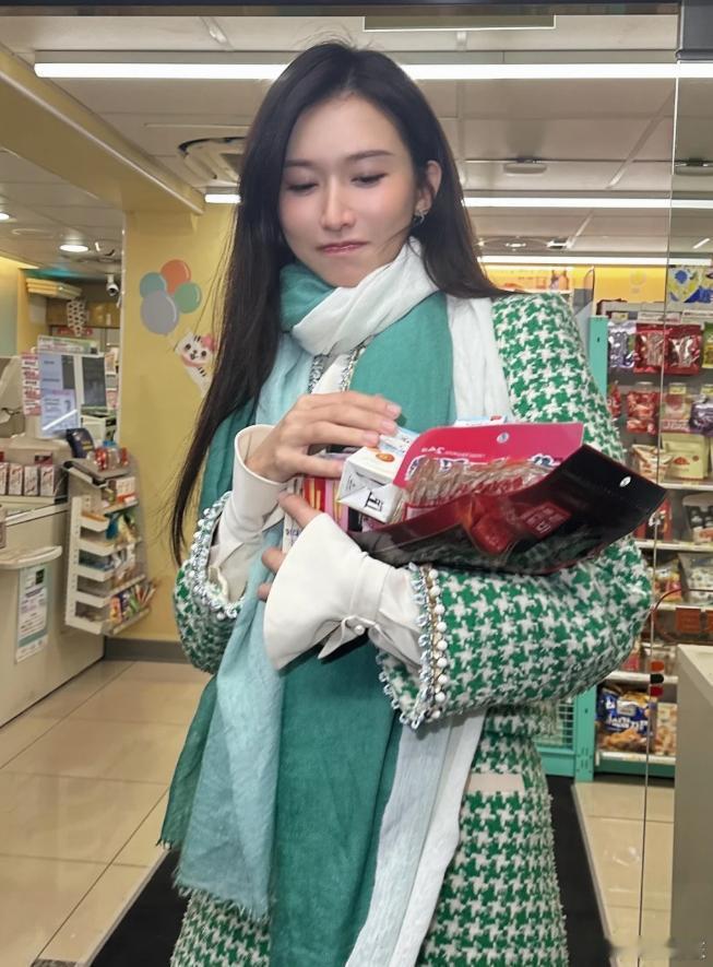 林志玲参加小S综艺节目录制结束后，晒出了她与小S、蔡康永、派翠克的合照。