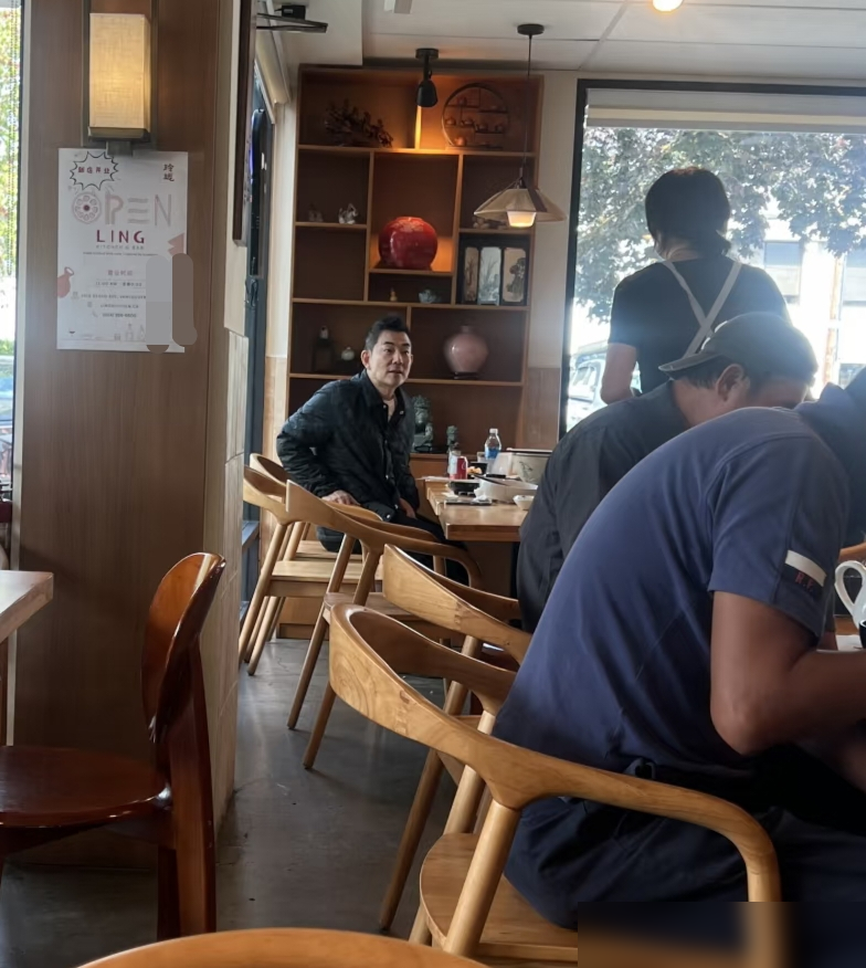 60岁任贤齐近照曝光，状态比很多小伙子还能打！近日现身温哥华华人餐馆，饭后逛街买衣服。打扮清爽不油腻