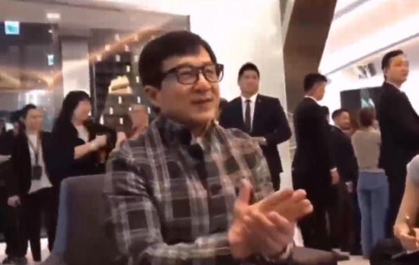 真是没想到！71岁的成龙最近坦言和儿子房祖名已经断了联系，一年都通不了一次电话！