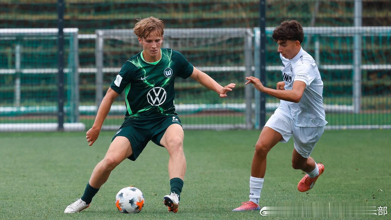 【狼堡U19三连胜领跑积分榜💚】DFB德国足协青少年联赛第三轮，狼堡U19主场