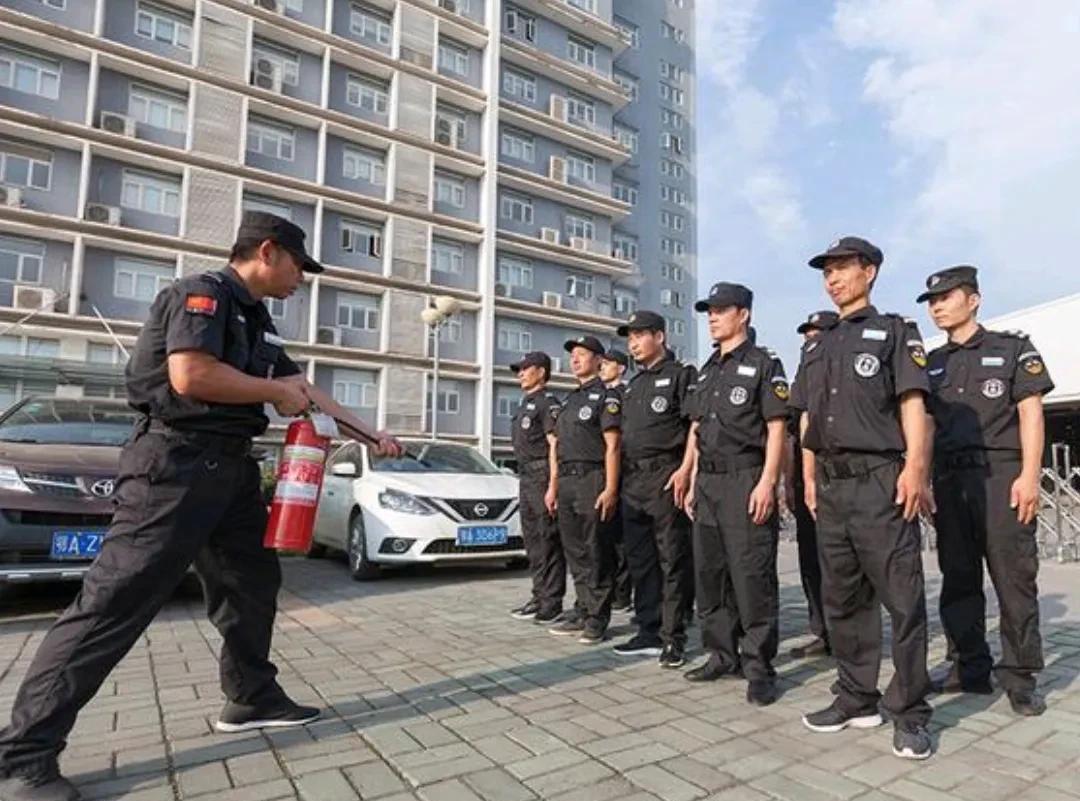 当个保安班长其实也不容易的。为什么这么说呢？因为我曾经也当过保安班长。保安班长是