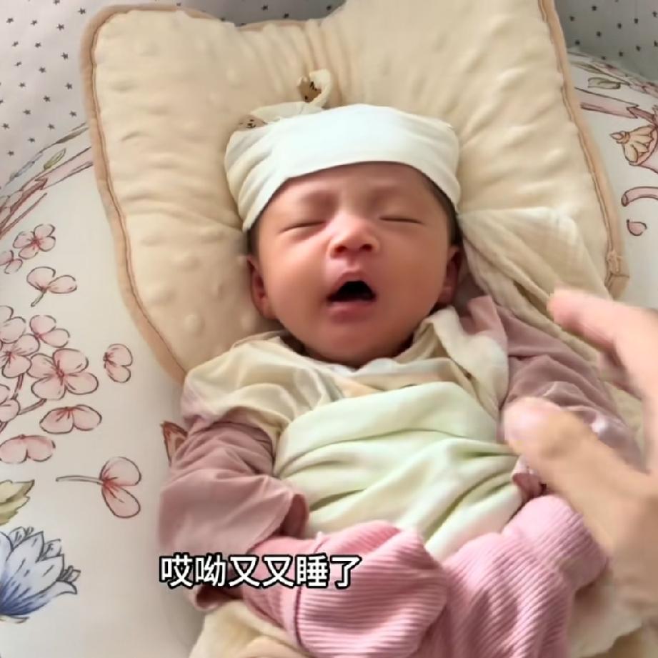 岳可昕现在快有7斤了，长大了很可爱。小松的民宿工地要开工盖二楼，小松和老松临出发