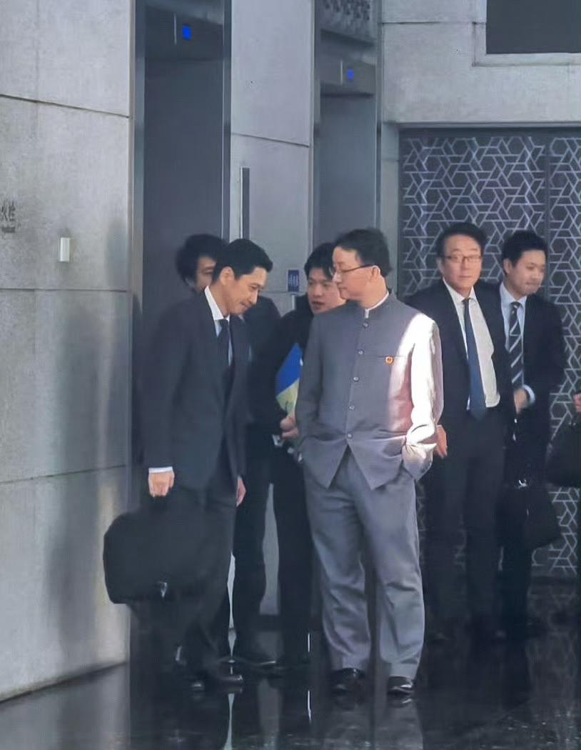 今日名场面，刘司长双手插兜！这一幕估计很多人看到都觉得超级帅吧！以前我们拼死