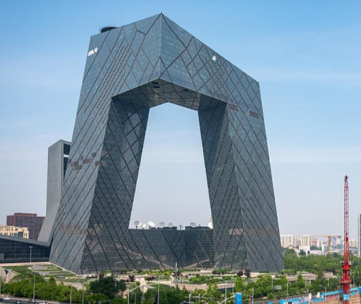 央视那座造型奇特的总部大楼，老百姓私下里总爱叫它“大裤衩”，多年以后，大楼的洋人