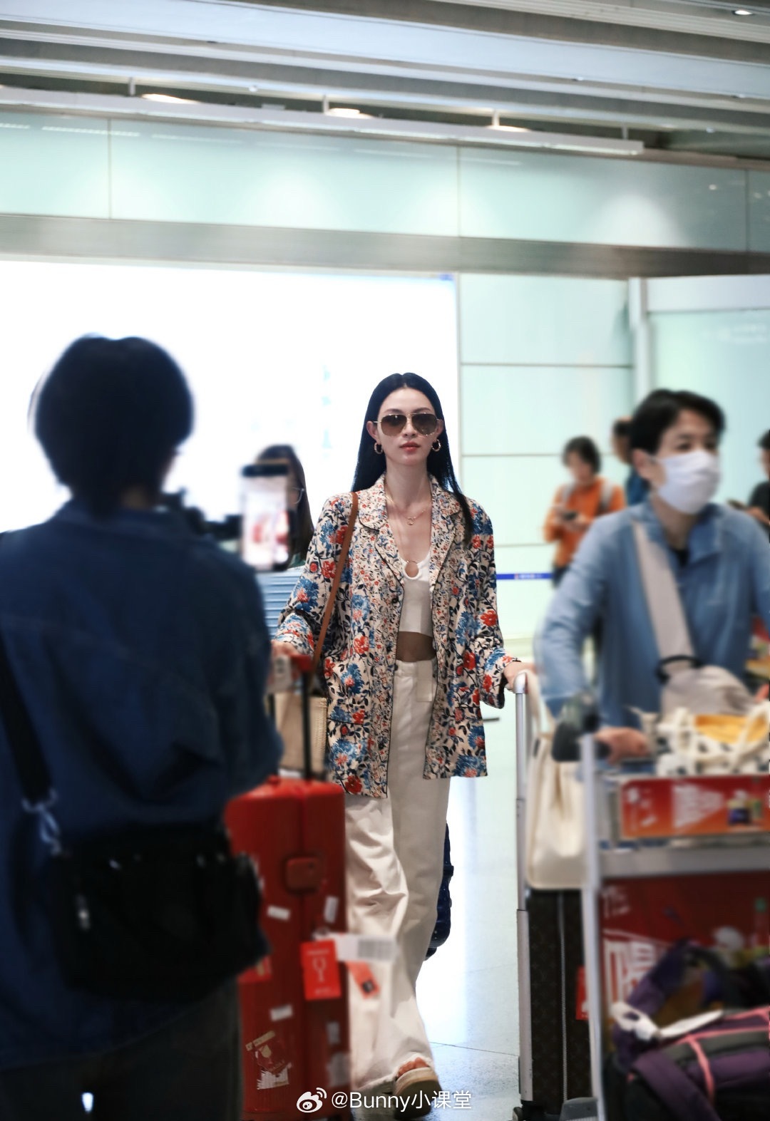 钟楚曦第三次出发戛纳机场出发饭拍图状态真是不错，全造型皆来自LV，印花西装也诠