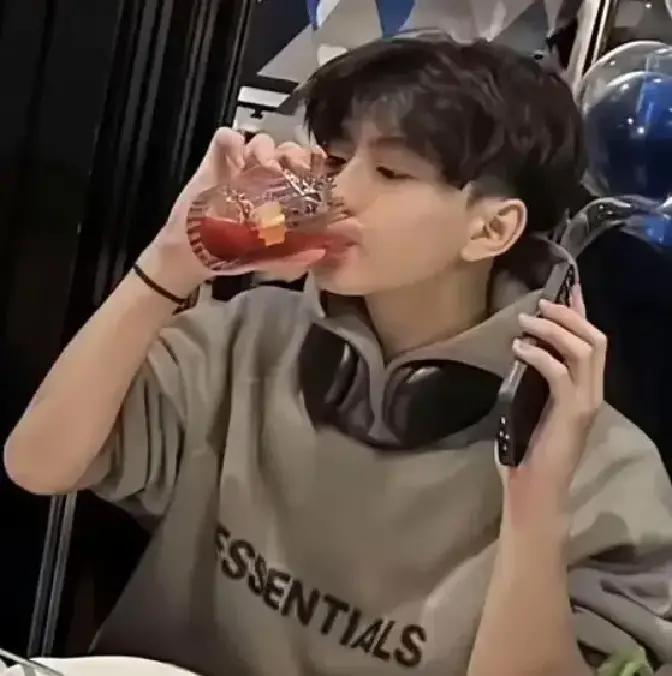 12月5日香港高院门口，张柏芝被闪光灯围堵到发抖时，18岁的谢振轩突然抢过她的香