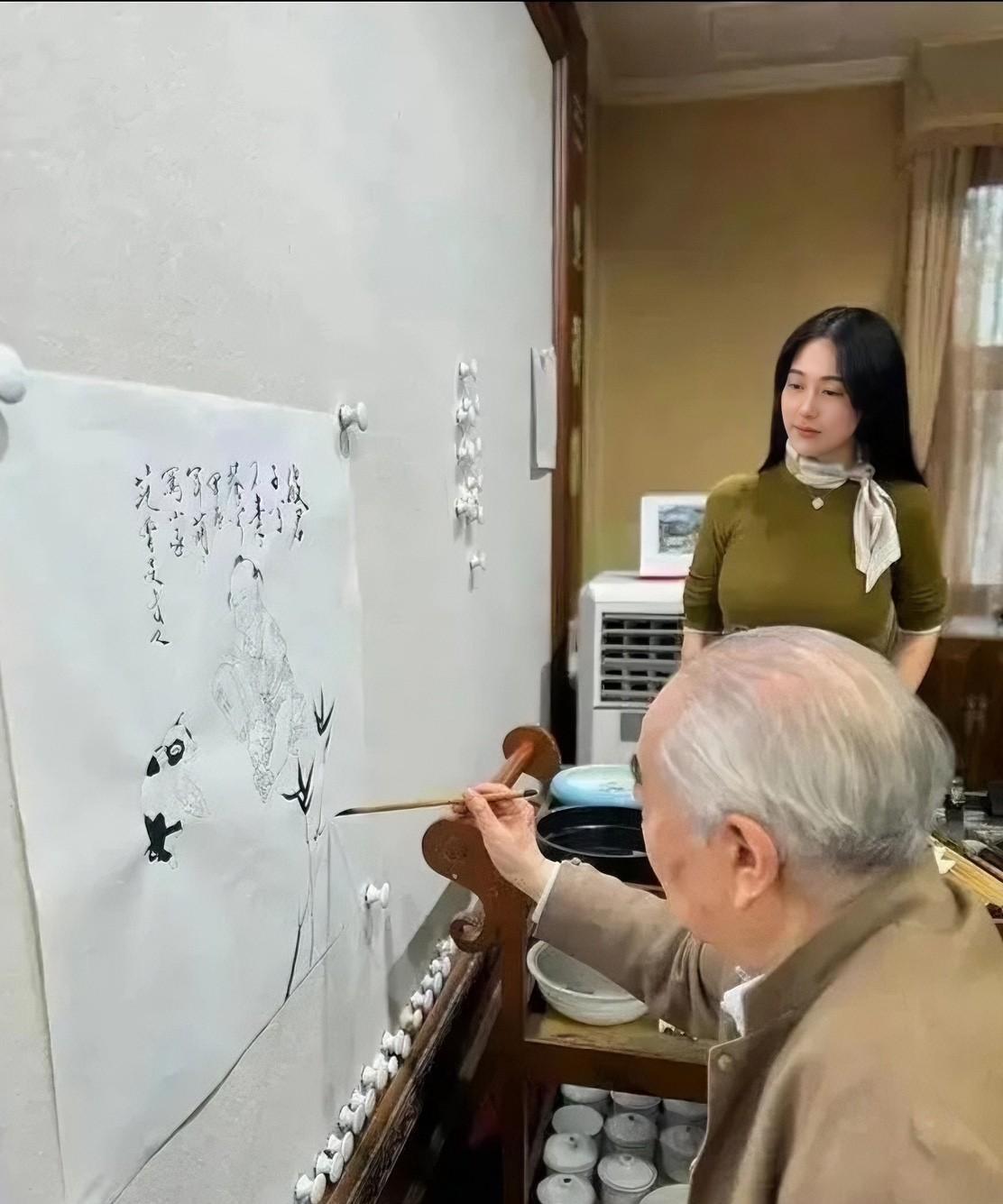 刷到范曾女儿回应那事儿了，越看越上头！老爸被继母徐萌带走，家里的字画被搬…我全