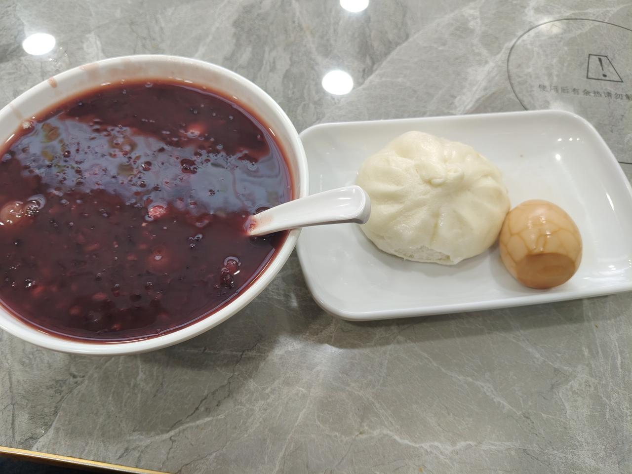 美美的一天从元气早餐开始！一碗八宝粥，一个包子，一个茶叶蛋！加油