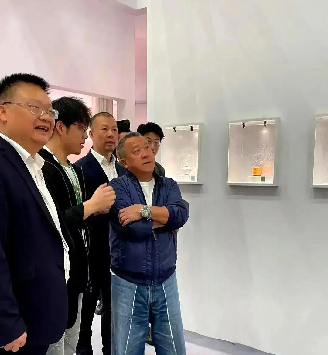 71岁还在抢饭碗曾志伟现在身兼TVB总经理、大湾区航空董事，8月亲自给首航