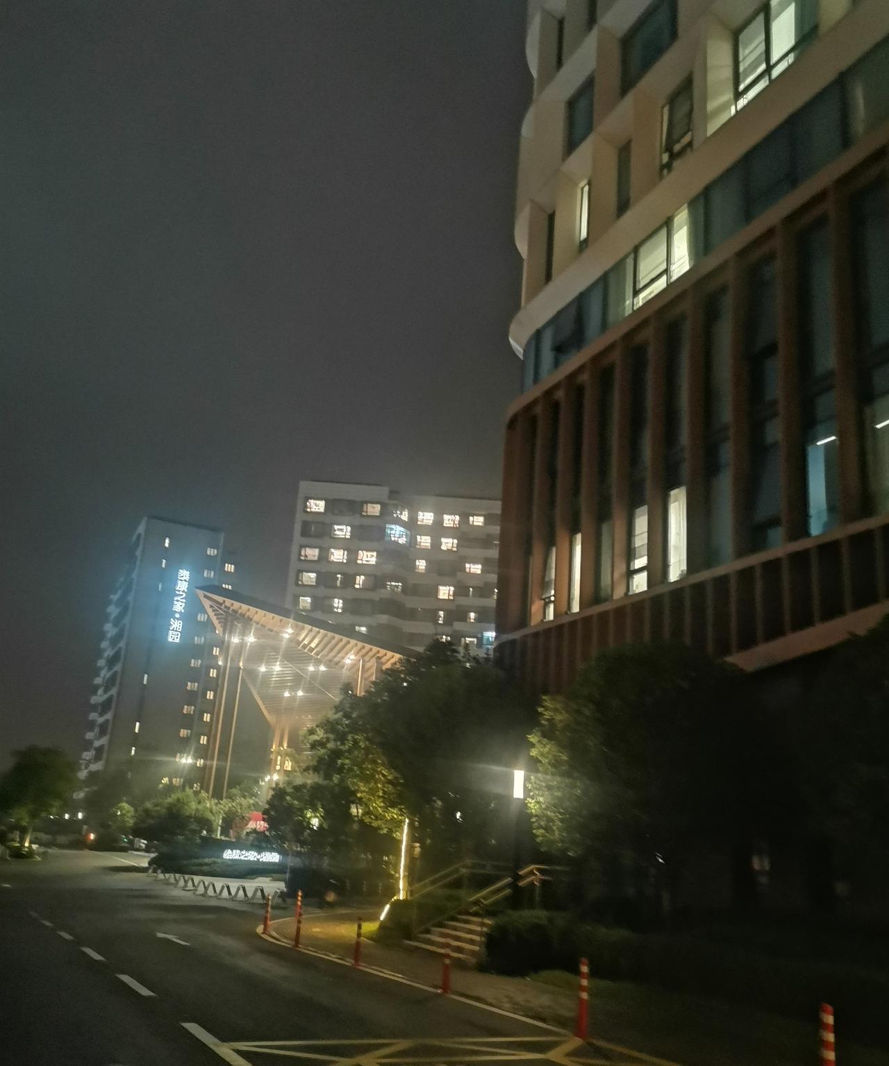 贫穷限制了我的想象。昨天我们到长沙，老公顺风车搭了一位在泰康养老院工作的大姐。
