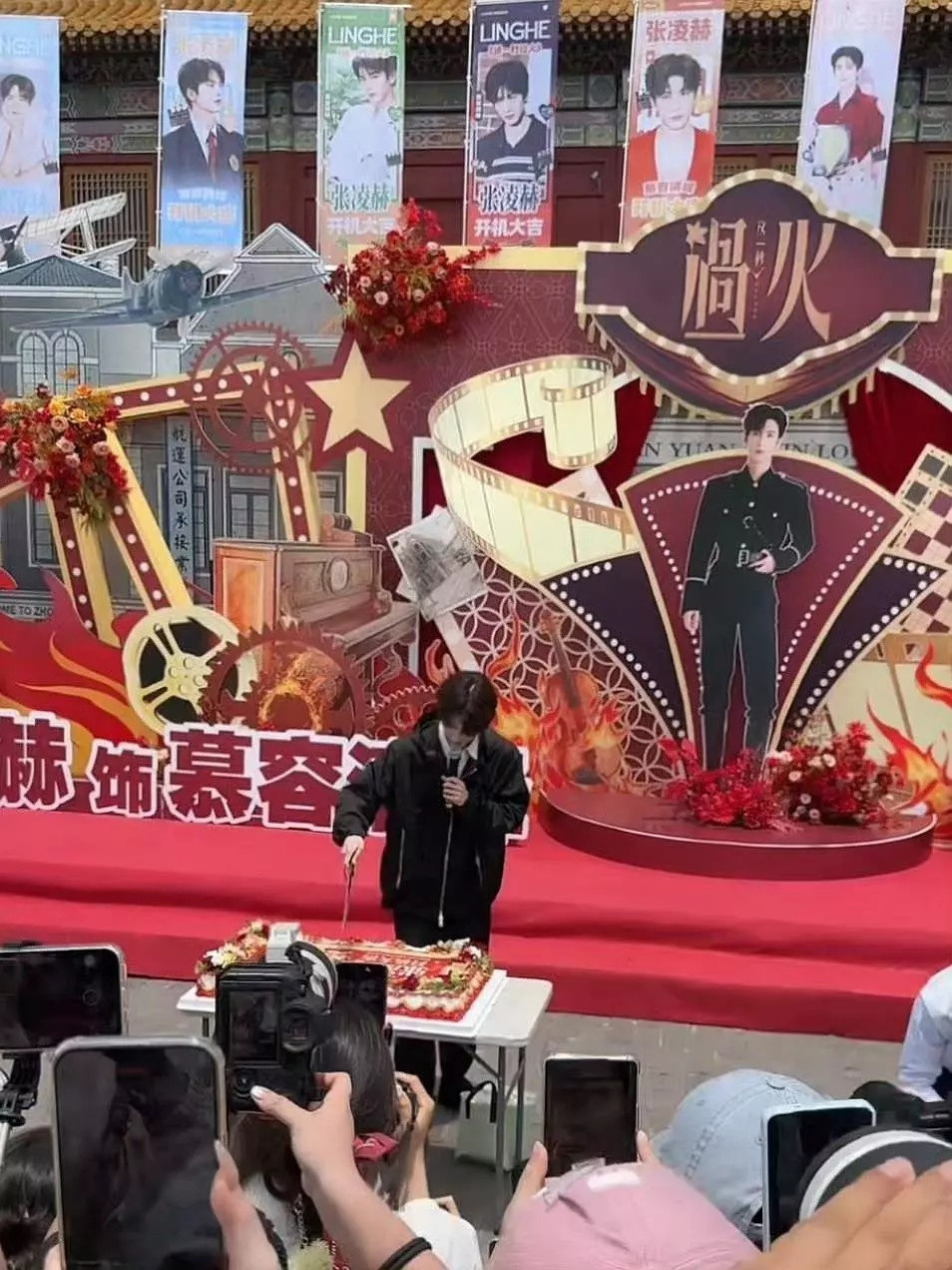 张凌赫人也太好了吧，腾出午休时间专门来看粉丝了。早上这一秒过火开机完立马拍戏，拍