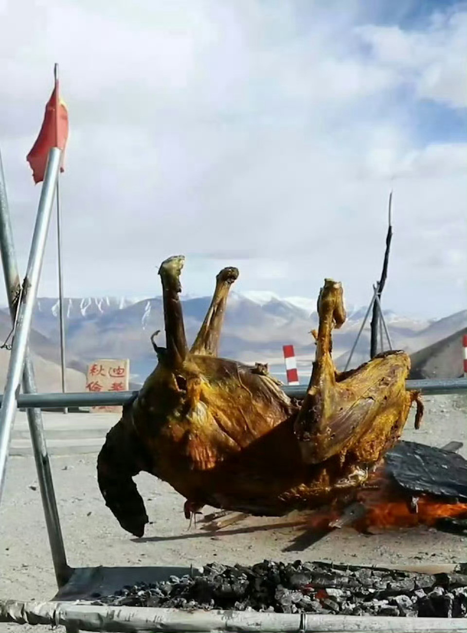 这画面爱看啊！最能吃的年纪，我们战士现在非常吃好吃饱。这烤羊真香，咔咔一顿炫。