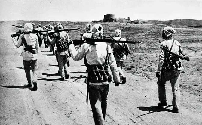 1944年，日军队长佐藤出动300名兵力包围了9名民兵，本以为可以轻松获胜。但竟