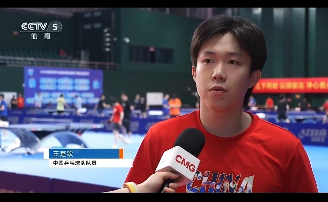 王楚钦在成都做的新发型，穿着红色训练服，水灵灵去的接受采访了！清新自然的大型，