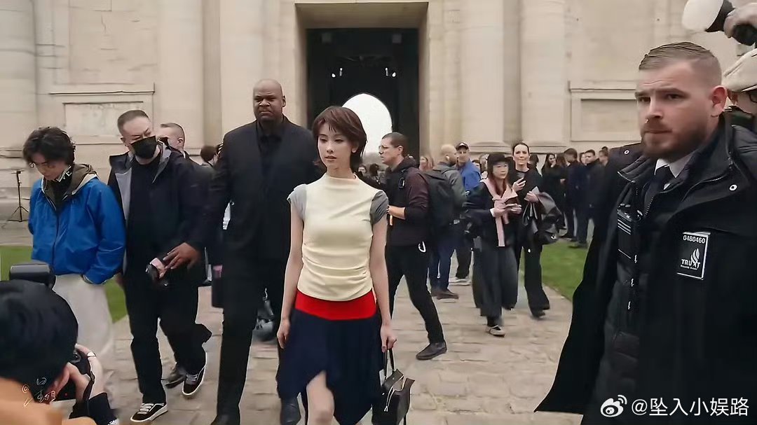 为陈都灵品牌方把王一博推一边足以看出陈都灵咖位比王一博大