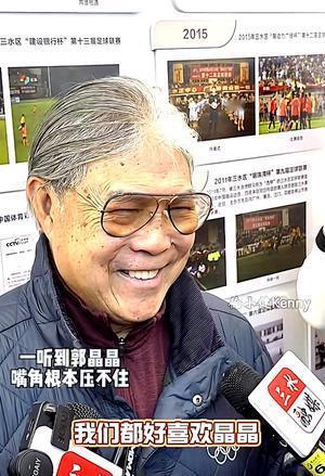 霍震霆的手机屏保，不是儿子霍启刚，而是儿媳郭晶晶。霍家大宅里，规矩是郭晶晶定的