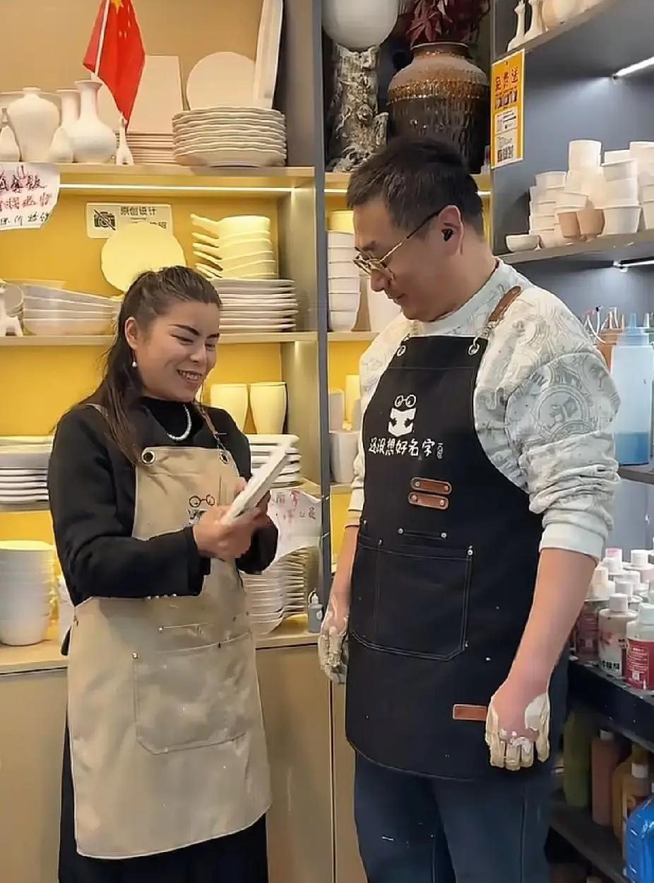 柴桑大姐4月5号开直播，直接甩话：李老师没走，还在许妈家带孩子。她说完这句，弹