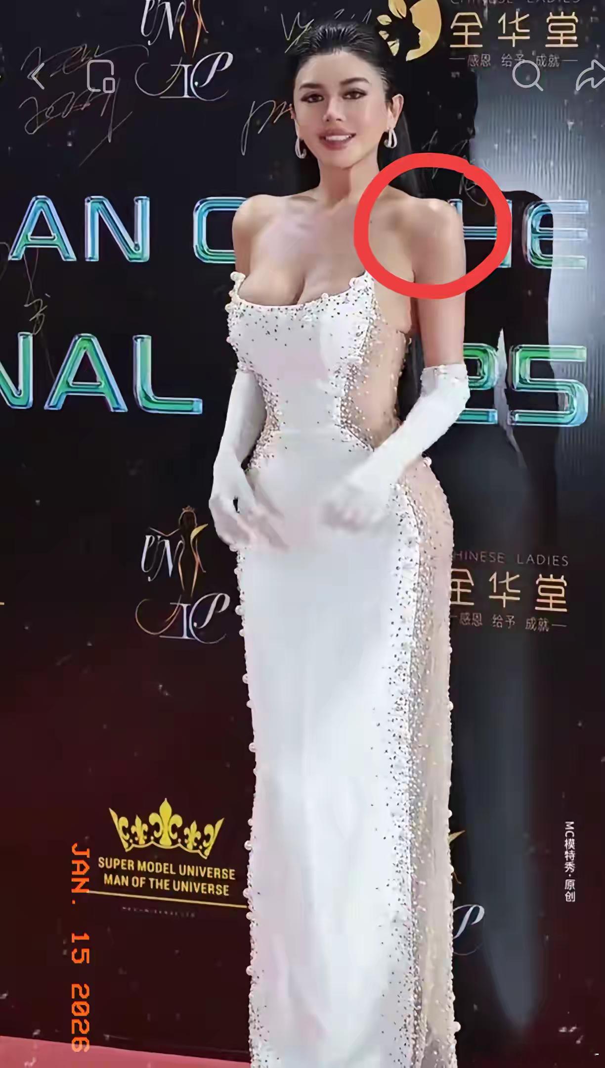 一条肩带断了，一个活人却被当"一次性筷子"扔了！巴黎秀场，一位亚洲模特刚走上红