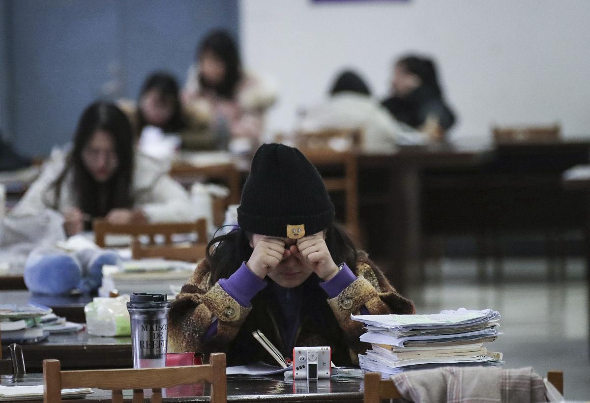 高校15元有偿代课横行：不是学生偷懒，而是成长里的无奈博弈早八点的课堂，有