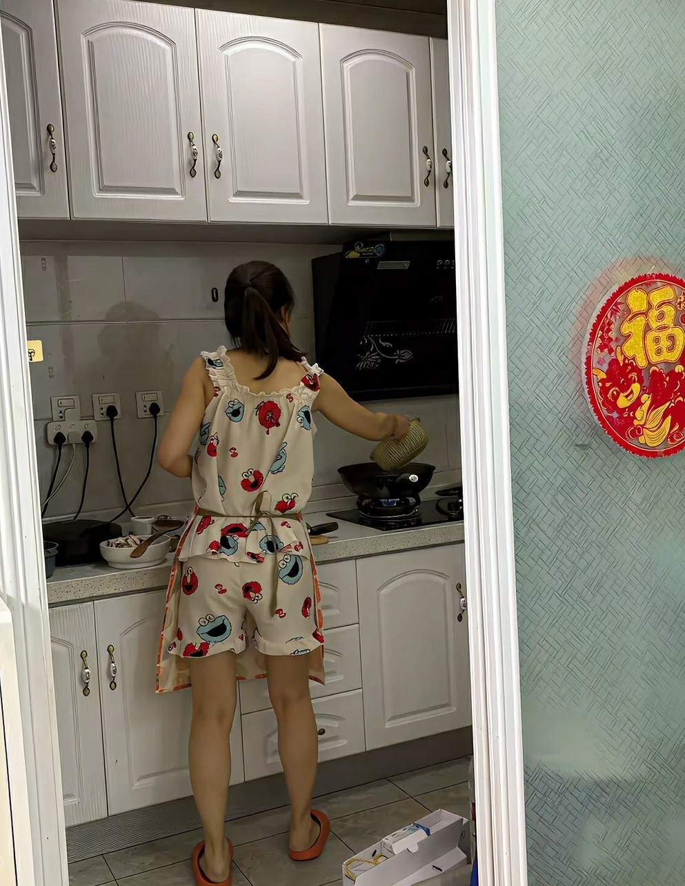 她会不会后悔跟我呢？结婚十年，她一个月9000，我5000，下班比我早，每天都给