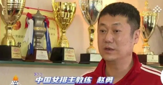 中国女排赵勇主打一个听劝！有年轻教练在队伍中就是好，年轻教练喜欢分享，球迷也
