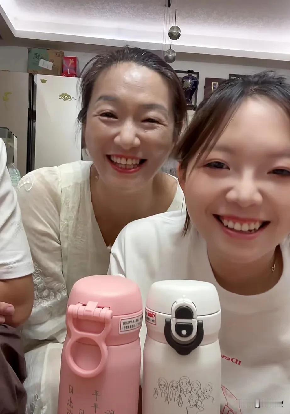 谢浩男妈妈晚上开直播了，这次不是卖货而是送粉丝水杯，大家都很开心，大妹还透漏海军