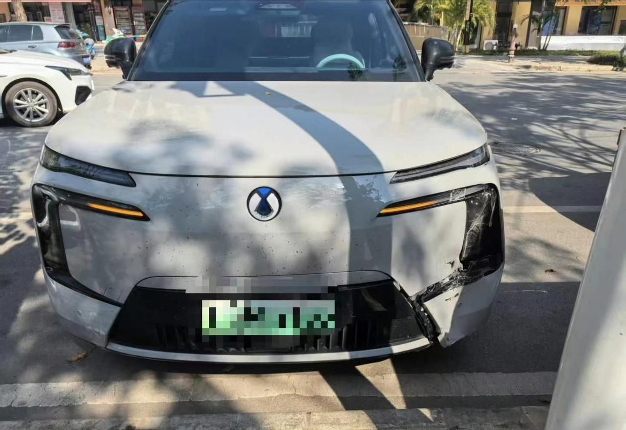 腾势N8L的用料有多扎实？腾势N8L撞了路灯杆之后的样子，大家觉得怎么样？