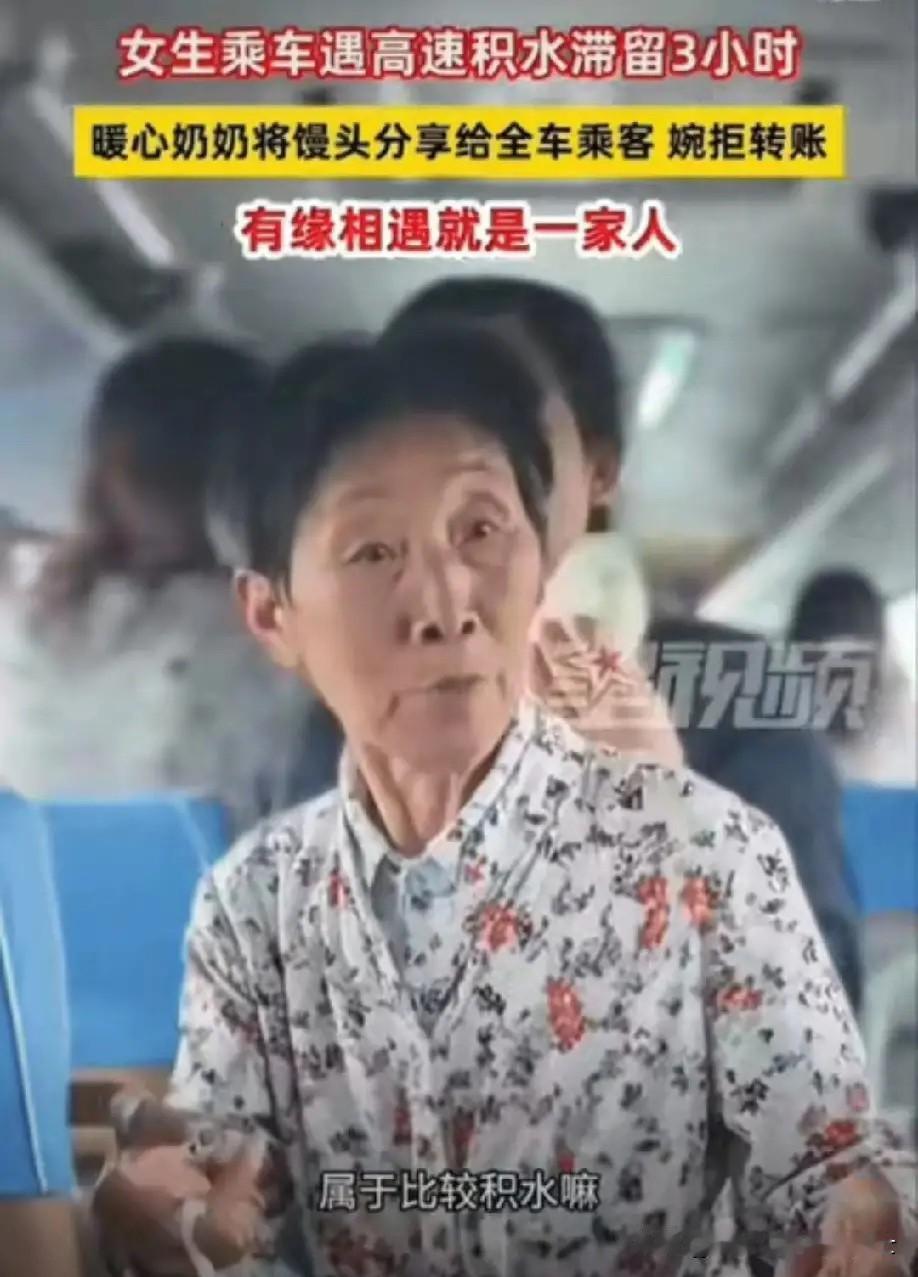 "破防了！"贵州正安，5月23日下午，持续强降雨导致高速路面积水严重，一辆从贵阳