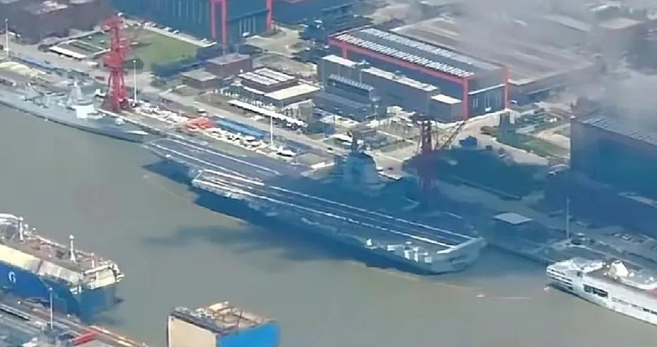 福建号8次海试全部圆满完成，甲板已清空，线已焕然一新，轮胎痕迹已清理，就差等待一