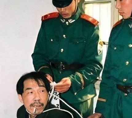 1999年12月28日，杀人恶魔法子英被执行枪决。临行前，法子英坐在凳子上，任由