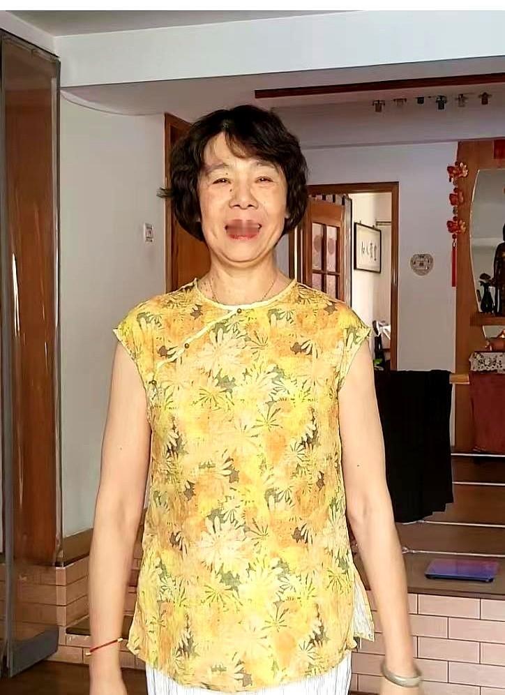 昨天想穿那条新买的白裤子，可是搭配那件上衣都感觉不那么合适。翻箱倒柜找出两年